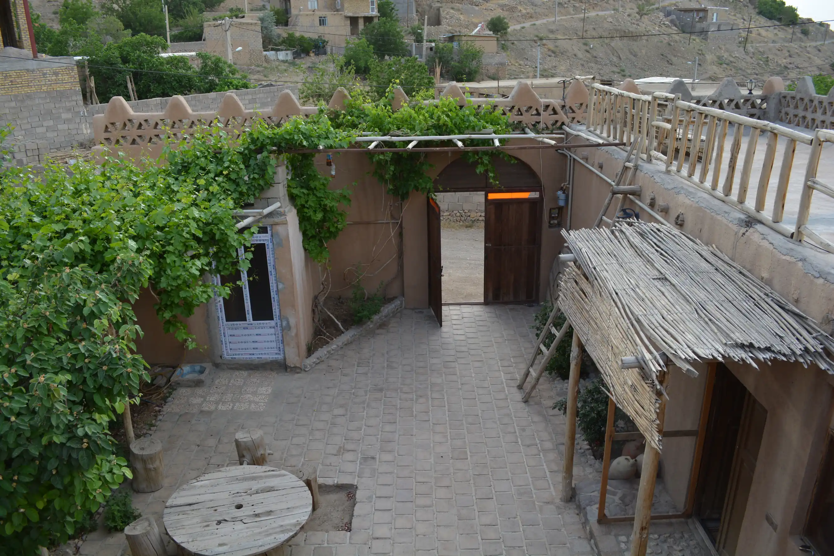 اقامتگاه — 51